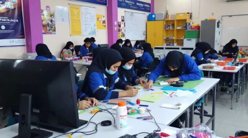 Kelas SMK 1 Pakisjaya dengan siswa yang aktif berkolaborasi.